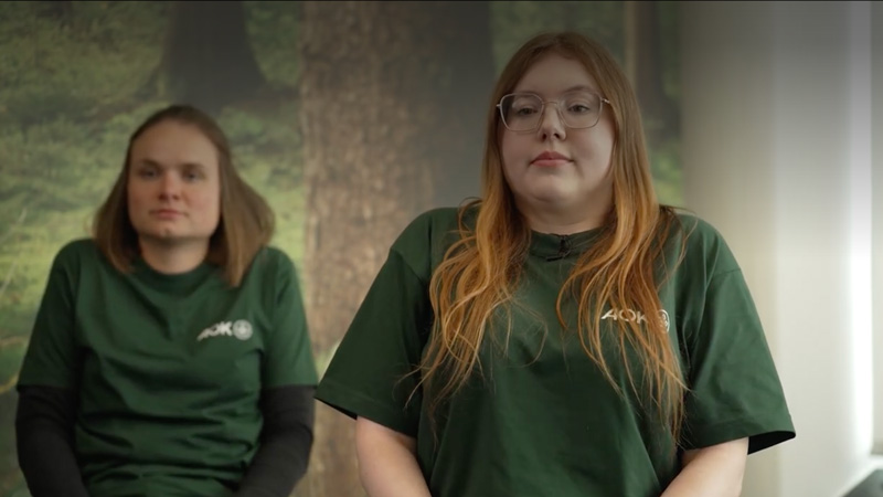 Atemübungen: Zwei Frauen praktizieren Übungen zur tiefen Bauchatmung