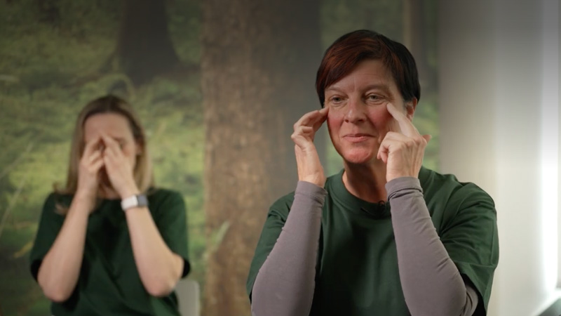 Augentraining: Zwei Frauen klopfen mit ihren Fingern die Augenpartie ab