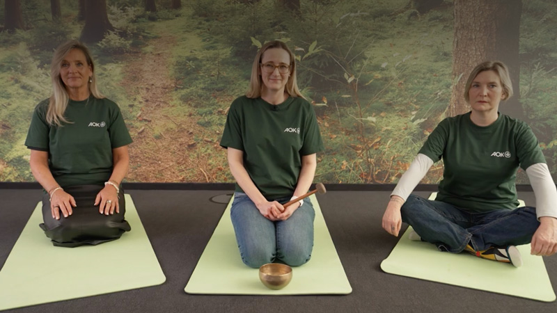 Fantasiereise: drei Frauen sitzen auf Yogamatten 