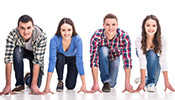 Online-Seminar „Knigge für Azubis“ Vier junge Personen in Leichtathletik-Starthaltung.