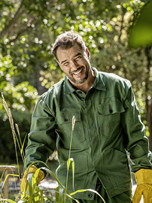 Online-Seminar „Fachkräfteeinwanderungsgesetz 2020“ Ein aus dem Ausland stammender Landschaftsgärtner kümmert sich um die Bepflanzung des Parks.