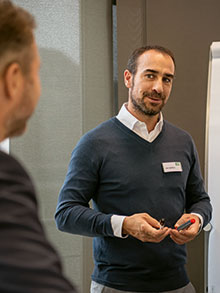 Online-Seminar „Trends & Tipps 2020“ Ein AOK-Referent übermittelt Arbeitgebern die wichtigsten Informationen zum Jahreswechsel und benutzt dazu eine Metaplanwand.