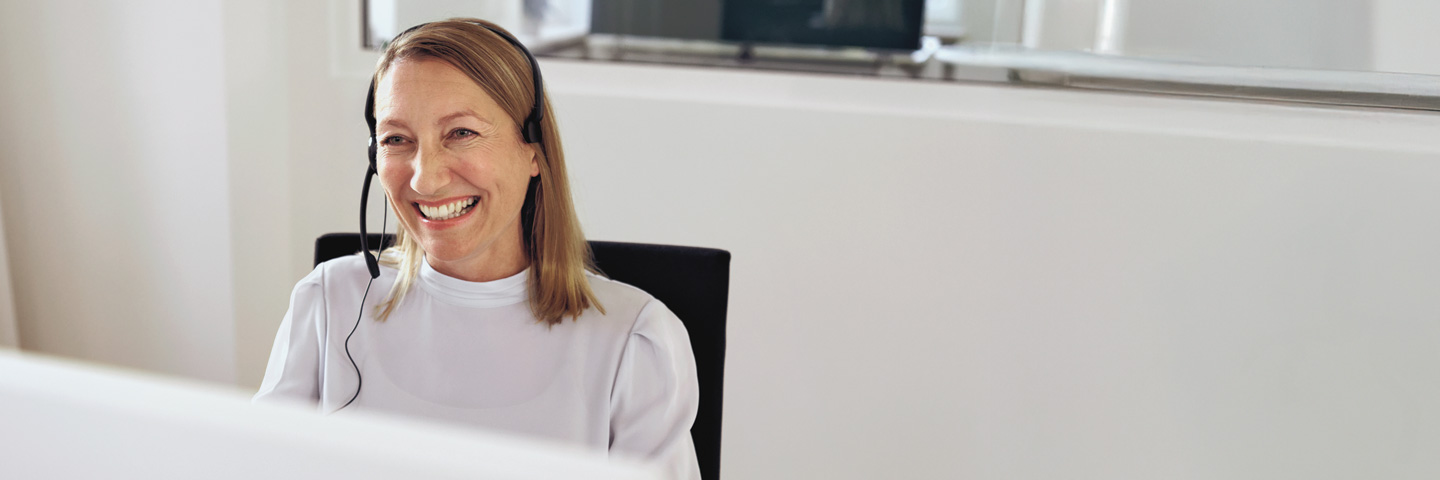 Online-Seminare am Rechner: Dame im Büro vor einem Computer