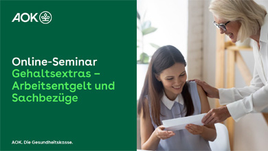 Online-Seminar Gehaltsextras Eine Frau überreicht einer anderen einen Briefumschlag