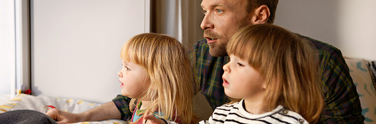 Online-Seminar „Kleine Auszeit online“ Ein Mann mit zwei Kindern.