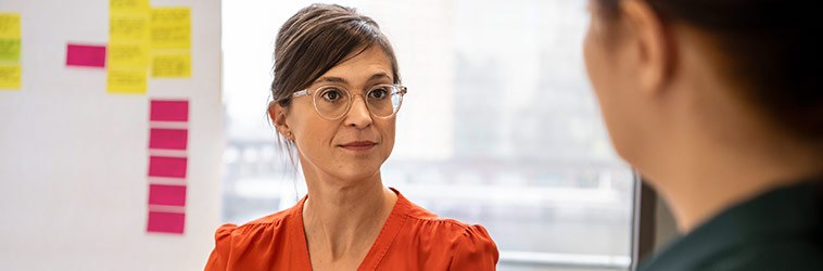 Online-Seminar „Betriebliche Gesundheitsförderung“ Beschäftigte im Gespräch mit einer Führungskraft.