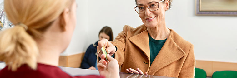 AOK-Seminare für Medizinische Fachangestellte Zwei Personen sitzen sich beim Gespräch gegenüber.