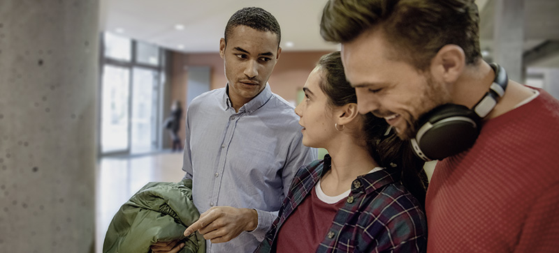 Online-Seminar „Studenten“ Drei junge Personen in einem Gespräch.