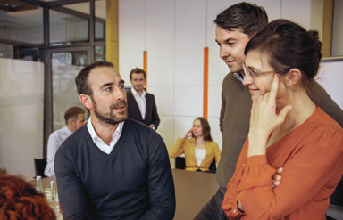 Teambesprechung mit mehreren Teilnehmenden