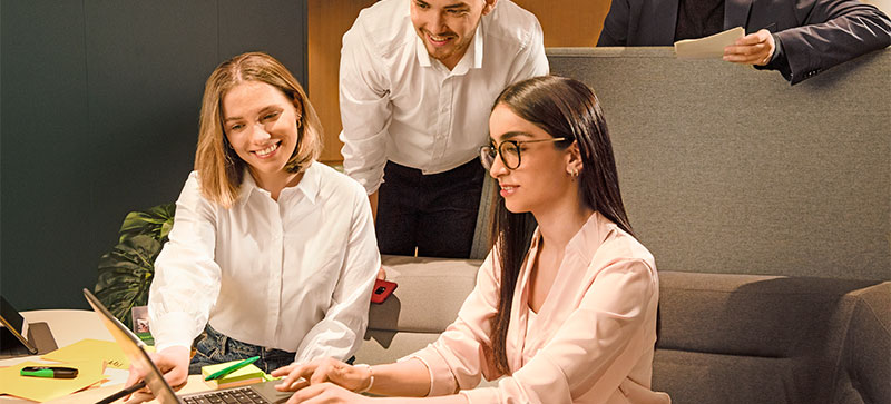 Schüler und Studierende sind Personengruppen, die wie ältere Arbeitnehmer bei der Beschäftigung zu den besonderen Personengruppen zählen. Studierende beschäftigen: Junge Menschen in einem Büro