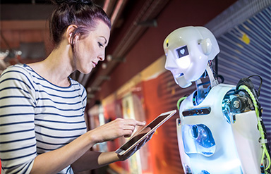 KI und Arbeit: Frau mit Tablet vor einem humanoiden Roboter