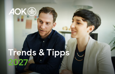 Trends & Tipps 2027 – Neues in der Sozialversicherung: zwei Personen in einem Büro schauen sich ein Online-Seminar an