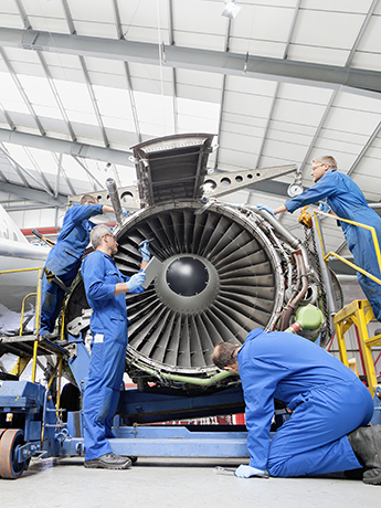 Mitarbeiter vor einer Turbine Personen arbeiten an einer Turbine
