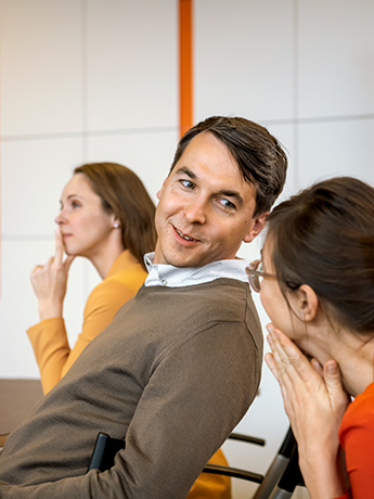 Drei Personen in einem Seminar unterhalten sich Drei Personen in einem Seminar