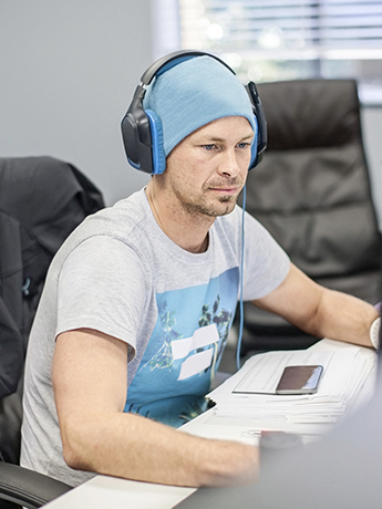 Die Künstlersozialabgabe dient der Sozialversicherung für Künstler Ein Künstler arbeitet an einem Computer