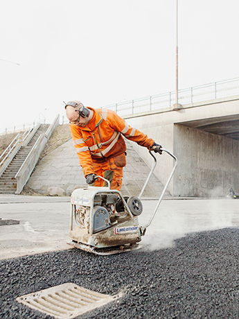 Kurzarbeit ist wichtiges Instrument für wirtschaftlich schwierige Phasen Ein Bauarbeiter arbeitet unter einer Brücke