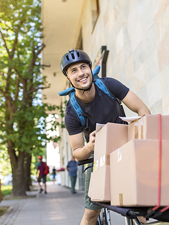 Minijobs helfen personelle Engpässe auszugleichen Ein Fahrradkurier liefert Pakete aus