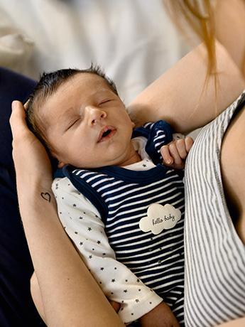 Das Mutterschutzgesetz dient dem Schutz von Müttern und Schwangeren Eine Mutter hält ihr Baby im Arm