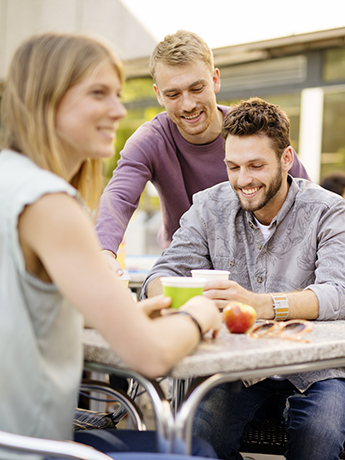 Bei Studierenden, Praktikanten und Schülern gilt zunächst der Grundsatz der Sozialversicherungspflicht Drei Studenten sitzen an einem Tisch