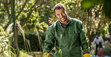 Online-Training Fachkräfteeinwanderungsgesetz 2020 Ein aus dem Ausland stammender Landschaftsgärtner kümmert sich um die Bepflanzung des Parks.