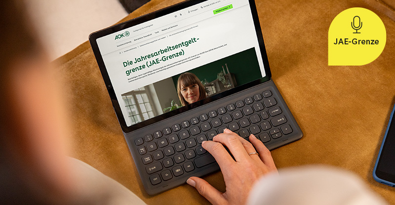 Podcast JAE-Übergrenzer: Laptop, der die JAE-Grenzen-Seite auf dem Bildschirm zeigt Podcast JAE-Übergrenzer: Laptop, der die JAE-Grenzen-Seite auf dem Bildschirm zeigt