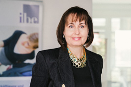 Portrait Prof. Dr. Jutta Rump Prof. Dr. Jutta Rump in Ihrem Büro.