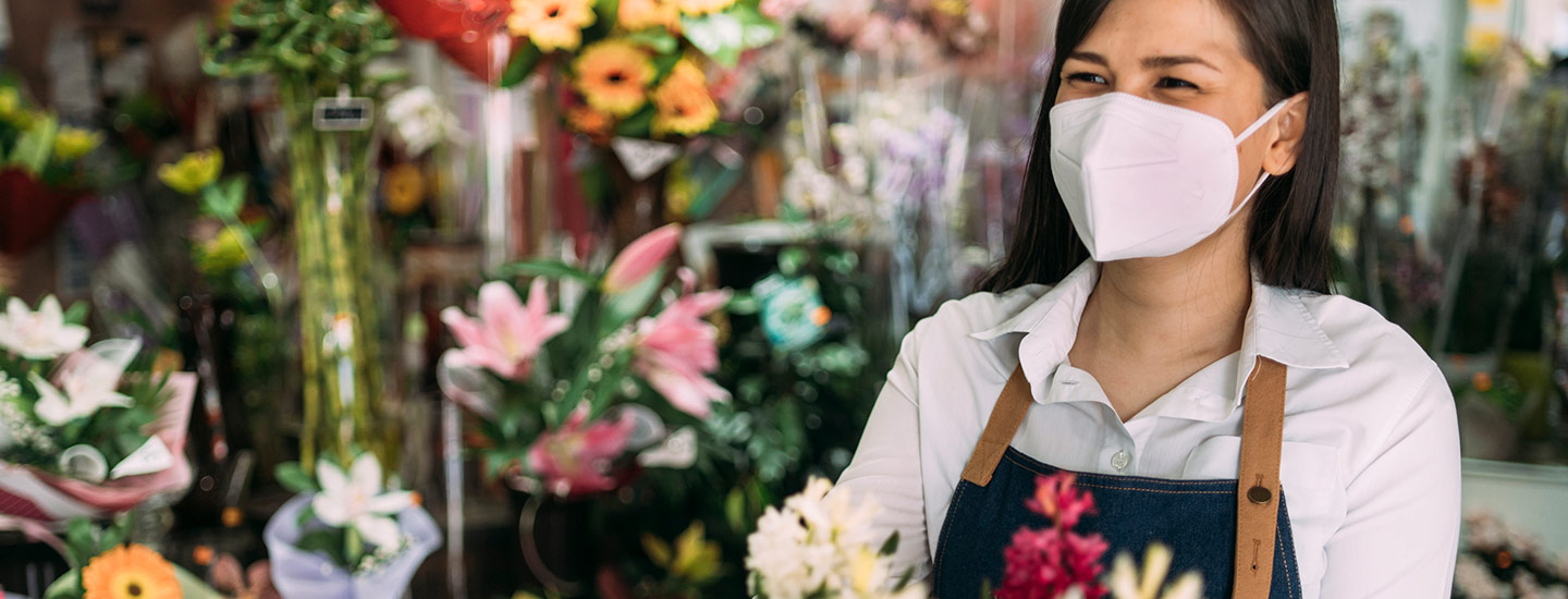 Floristin mit Mund-Nase-Maske