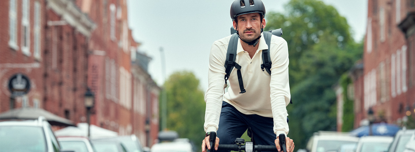 Mit dem Rad zur Arbeit: Mann fährt durch Wohnstraße