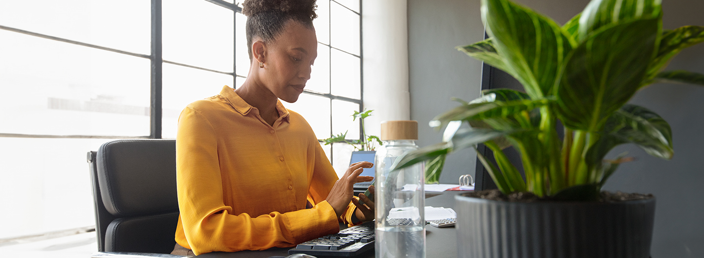 Eine Frau informiert sich Online über den Service für Neueinstellungen der AOK Bayern.