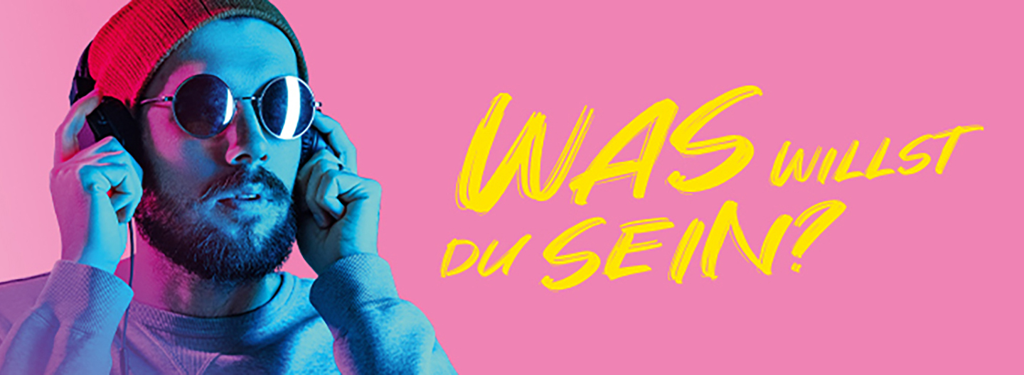 Junger Typ mit Sonnenbrille und Kopfhörern auf. Text: Was willst Du sein?