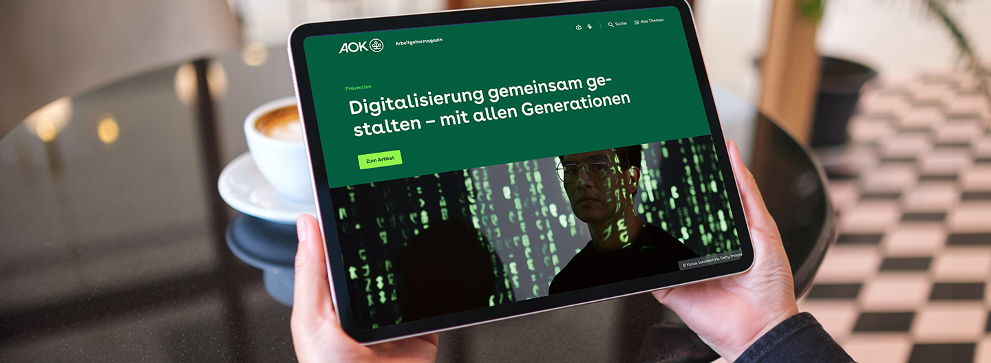 Ein Tablet zeigt den Artikel “Digitalisierung gemeinsam gestalten - mit allen Generationen” aus dem Online Magazin für Arbeitgeber der AOK Baden-Württemberg
