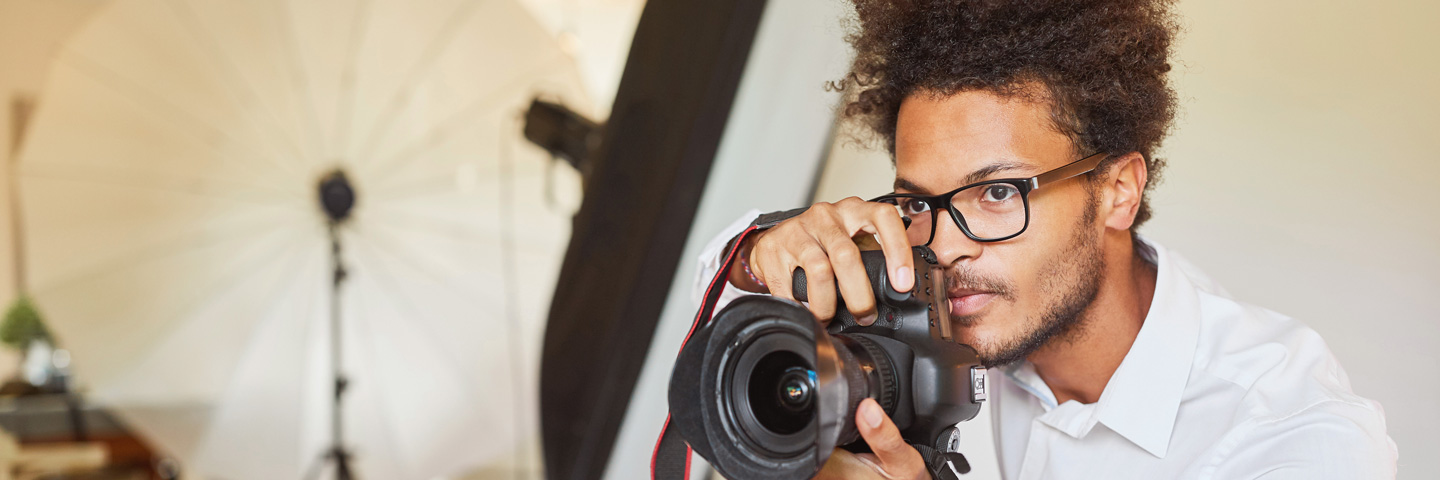 Ein Fotograf in einem Studio