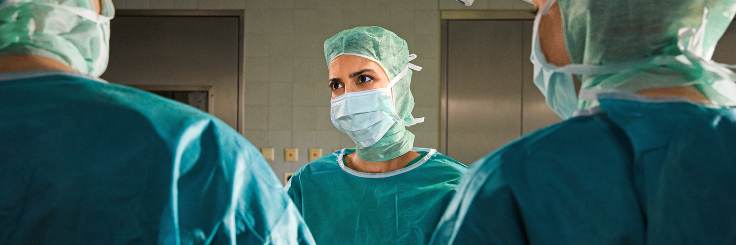 Beschäftigung ausländischer Arbeitnehmer: Drei medizinische Fachkräfte im Operationssaal