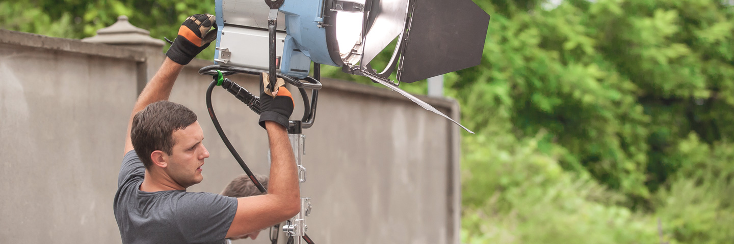 Unständige Beschäftigung: Beleuchter an Drehort im Freien