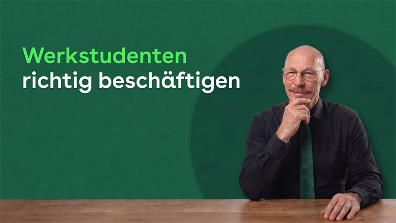 Video-Thumbnail zum Thema Werkstudenten: Mann mit Brille und Krawatte vor grünem Hintergrund