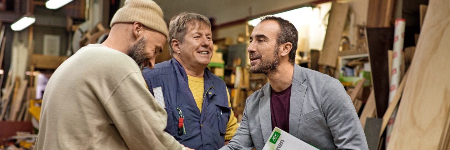 AOK-Businesspartnerschaft – Praxisbeispiel: Drei Männer in Werkstatt