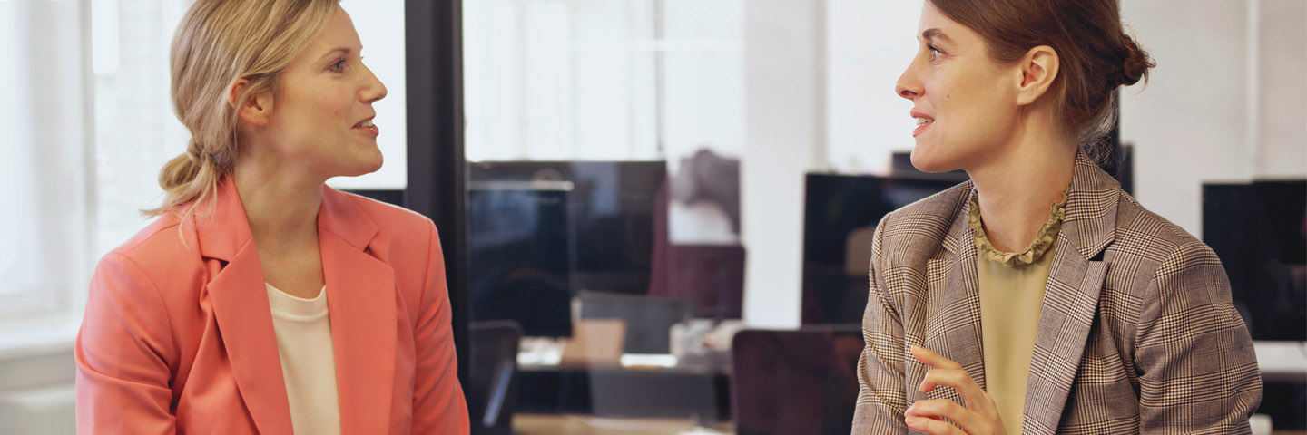 Zwei Frauen in einem Büro