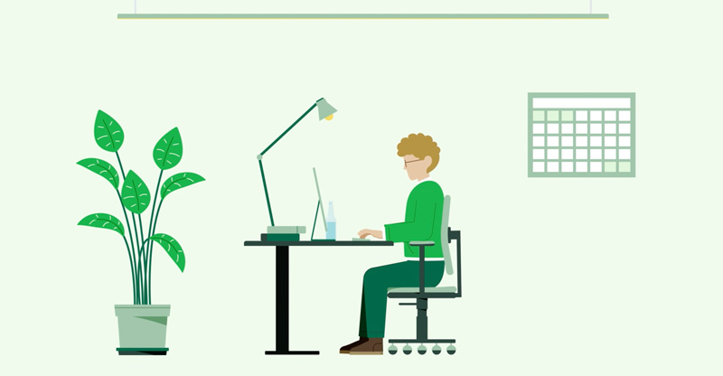 Warum Ergonomie am Arbeitsplatz so wichtig ist Person sitzt gerade am Schreibtisch und arbeitet.