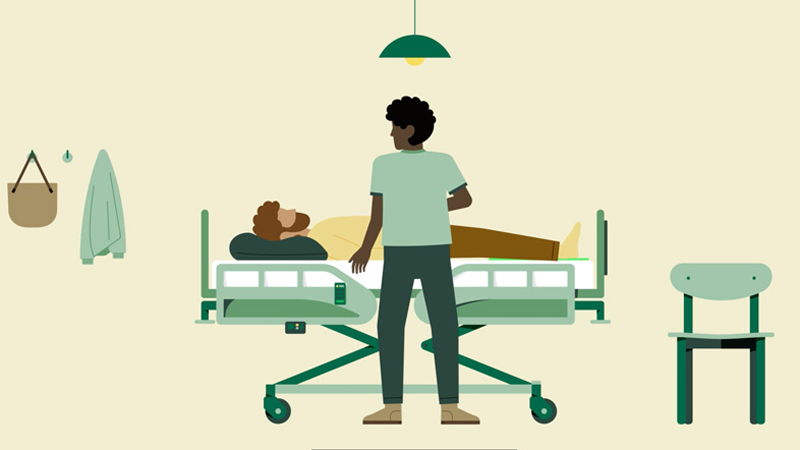 Tipps für mehr Ergonomie bei pflegenden Tätigkeiten: Arbeitshöhe und Heben: Ein Pfleger passt die Höhe eines Krankenbetts an.