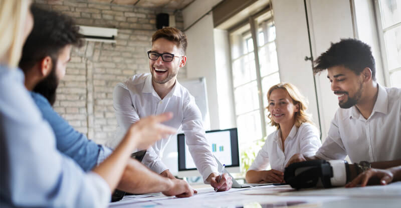 Gründende bekommen im Innovationsportal der AOK PLUS besondere Angebot Ein Arbeitsteam sitzt am Tisch in einem loftigen Ambiente.