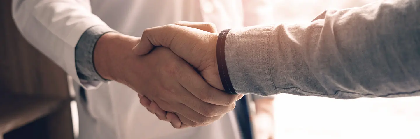 Foto: Handschlag zwischen Arzt und Patient