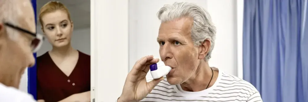 Arzt und Patient, Patient nimmt Asthma- oder COPD-Medikament ein. (Symbolbild) Arzt und Patient, Patient nimmt Asthma- oder COPD-Medikament ein. (Symbolbild)