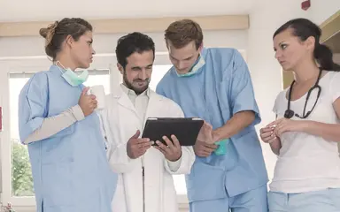 Ärztliches Team im Gespräch