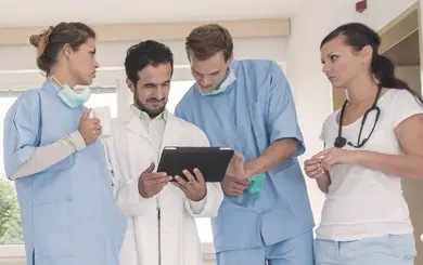 Ärzteteam im Krankenhausflur