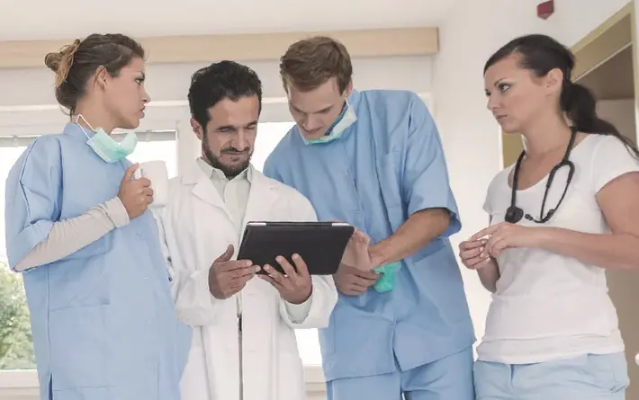 Ärzteteam Ärzteteam im Krankenhausflur