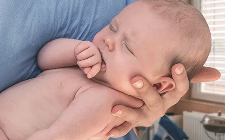 Foto: Hebamme mit Baby im Arm