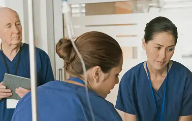 Foto: Pflegeteam am Patientenbett