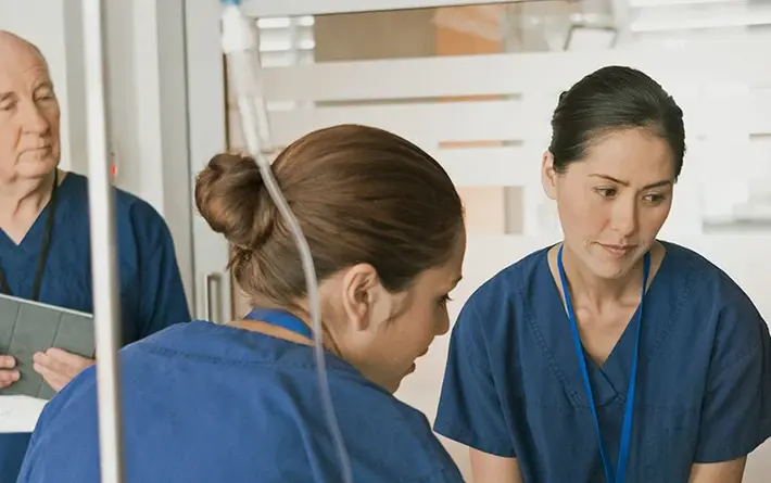 Foto: Pflegeteam am Patientenbett