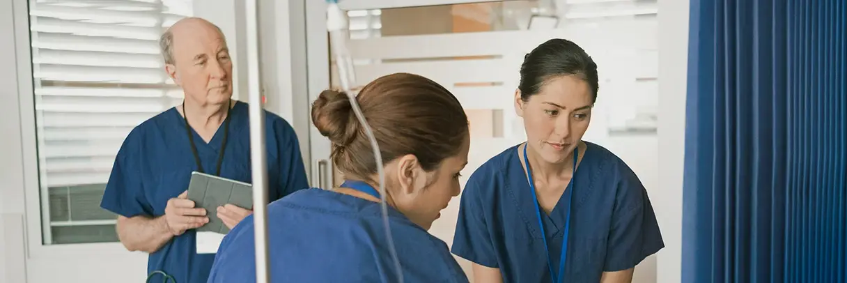 Foto: Pflegeteam am Patientenbett