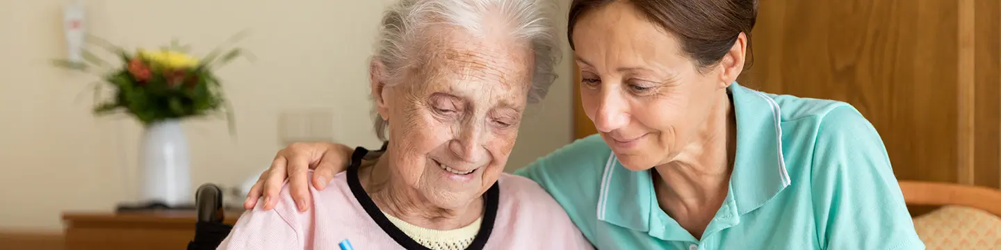 Demenz und Ergotherapie - Home-Betreuer und ältere Erwachsene Frau